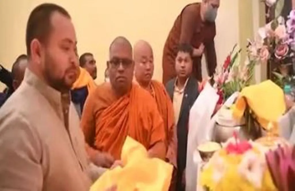 तेजस्वी यादव ने महाबोधि मंदिर में की विशेष पूजा अर्चना, दलाईलामा से लिया आशीर्वाद