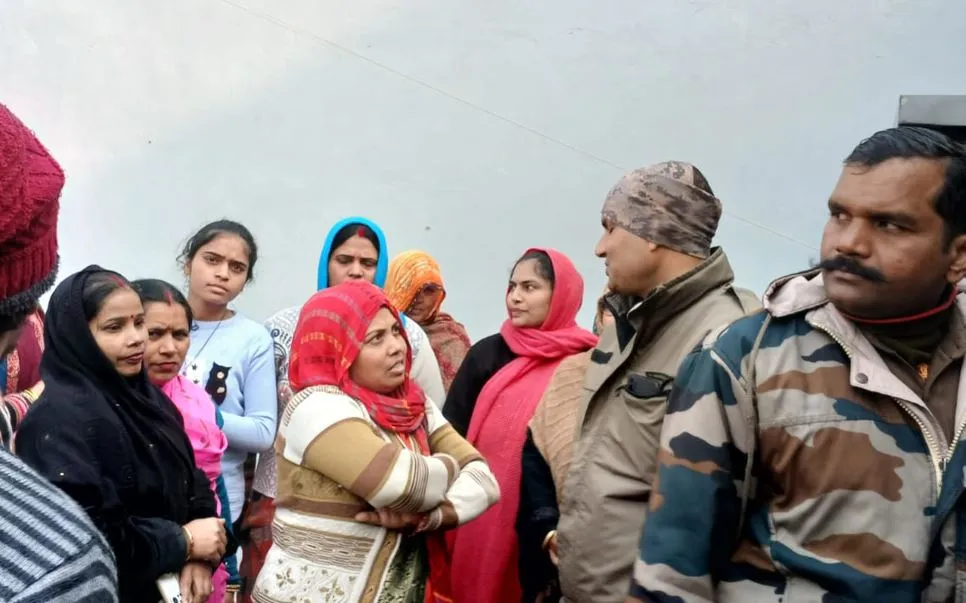 कासगंज: मौत के बाद सीडीपीओ पर लगे घूसखोरी के आरोप, परिजन सामान लेने पहुंचे तो आंगनबाड़ी कार्यकर्ताओं ने किया घेराव