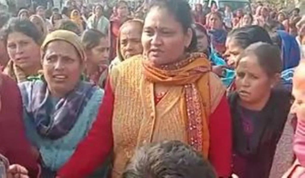 रामनगर: आक्रोशित ग्रामीणों ने कॉर्बेट पार्क के ढेला और झिरना पर्यटन जोन में पर्यटकों की आवाजाही की ठप, धरना प्रदर्शन कर की नारेबाजी 