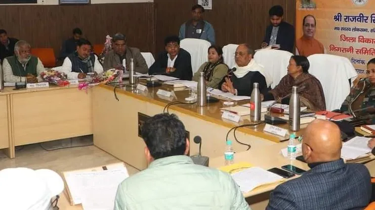 कासगंज: समाज के हर अंतिम व्यक्ति तक पहुंचाया जाए जनकल्याणकारी योजनाओं का लाभ- सांसद