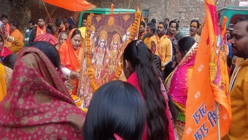 लखनऊ : प्रभु श्रीराम का हुआ आगमन, भगवा झंडा लेकर सड़कों पर उतरे लोग, नेताओं को लेकर कह दी यह बात