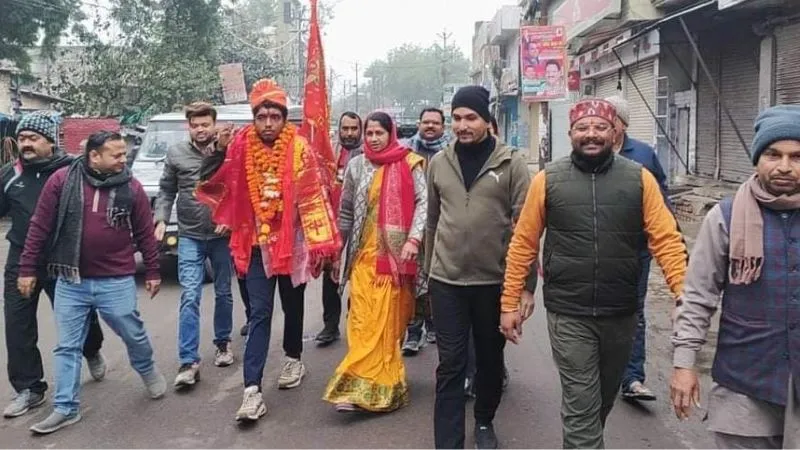 पैदल अयोध्या जा रहे रामभक्त का Banda में हुआ भव्य स्वागत, 51 दिनों में धाम पहुंचने का संकल्प