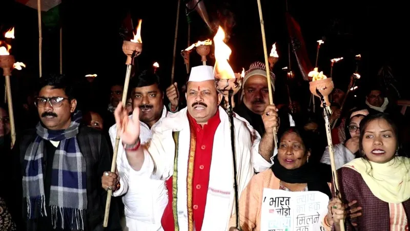 राहुल गांधी की 'भारत जोड़ो न्याय यात्रा' के समर्थन में कांग्रेसियों ने निकाला मशाल जुलूस (2)