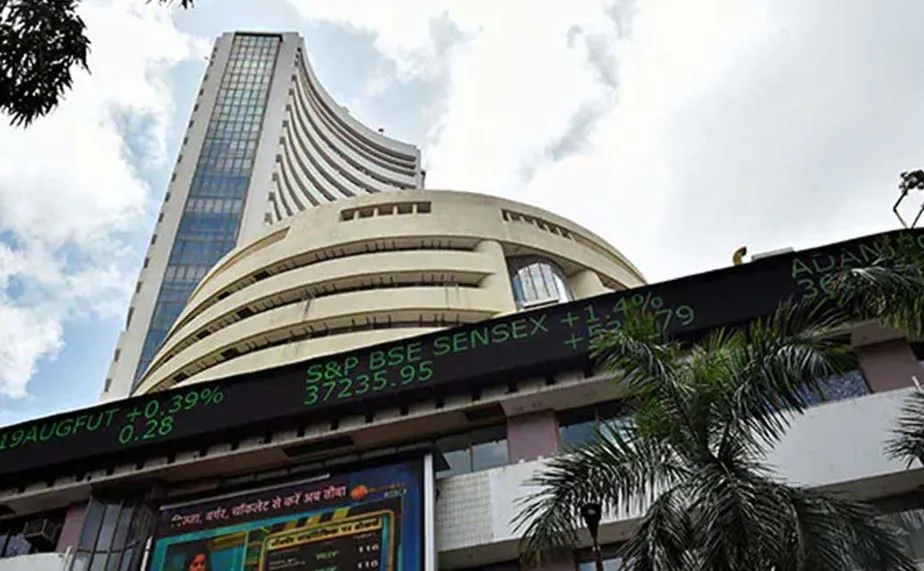 घरेलू बाजारों की नए साल के पहले दिन कमजोर शुरुआत, सेंसेक्स 207.29 अंक गिरा 