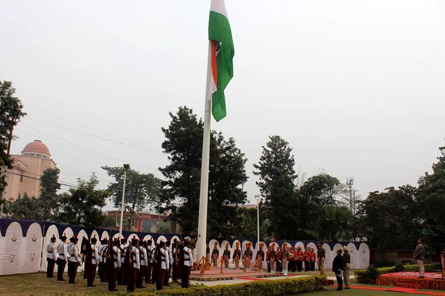 लखनऊ में एसएसबी आईजी ने किया 30.5 मीटर ऊंचे हाई मास्ट राष्ट्रीय ध्वज का अनावरण
