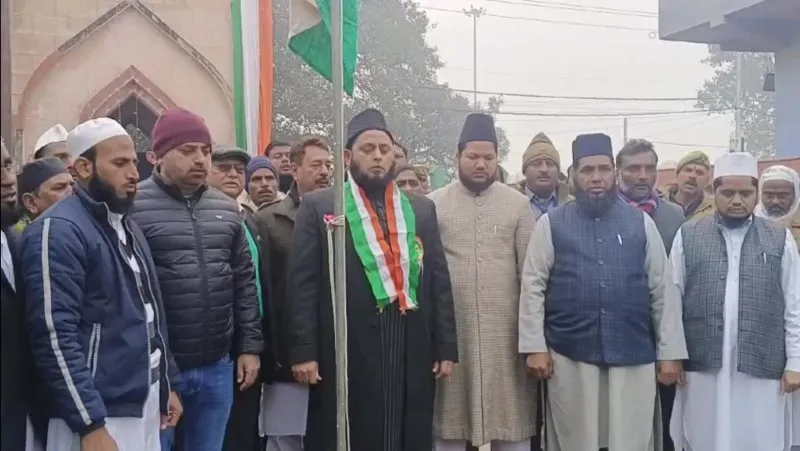 लखनऊ ईदगाह में मौलाना फिरंगी महली ने फहराया तिरंगा (1)
