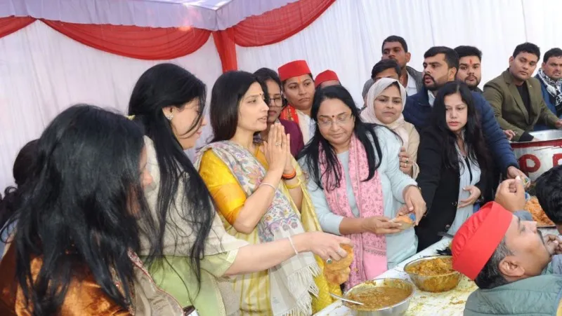 लखनऊ डिंपल यादव के जन्मदिन पर भंडारे का आयोजन (4)