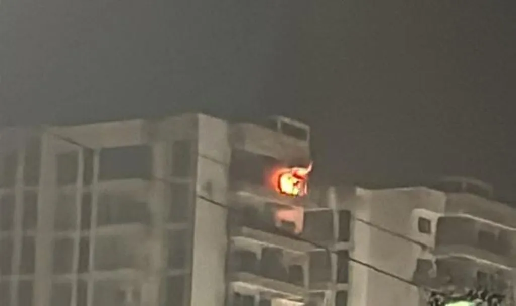 कानपुर: एनआरआई सिटी के डायमंड टॉवर की 14 वीं मंजिल में लगी आग, मची अफरा-तफरी