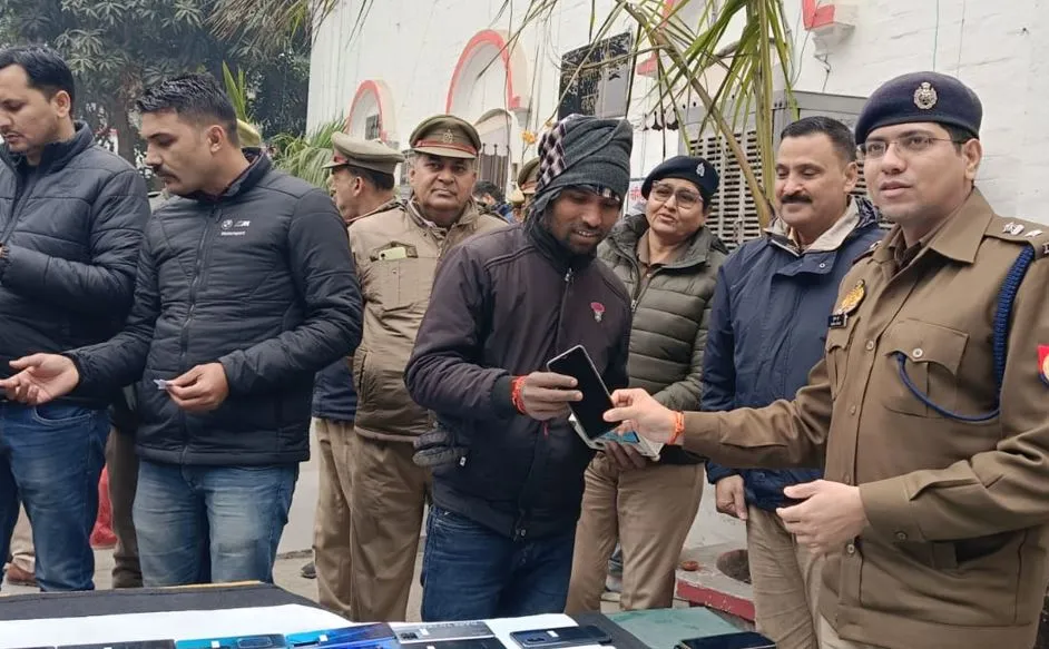 बरेली: पुलिस ने बरामद किए 218 गुम हुए मोबाइल फोन, एसएसपी ने लोगों को सौंपे 