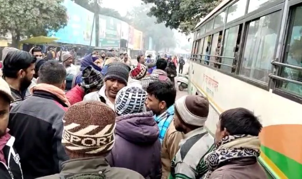 बदायूं: दूसरे दिन भी प्रदर्शन, खाली करा दी दिल्ली जा रही रोडवेज बस....पुलिस ने चेतावनी देकर की रवाना