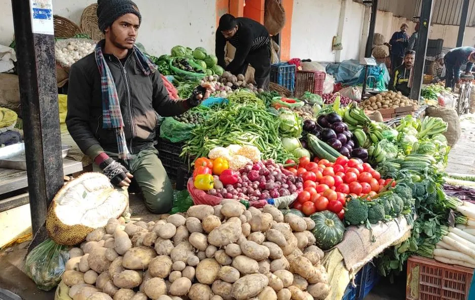 बरेली: सब्जियों पर भीषण महंगाई ने हर घर को बनाया शबरी की रसोई