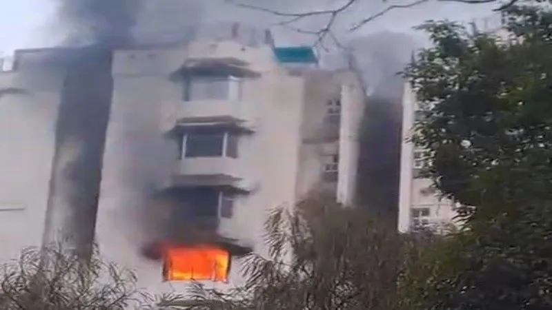 Video : केजीएमयू के फैकल्टी आवास में लगी आग, फायर ब्रिगेड की टीम ने कड़ी मशक्कत के बाद पाया काबू 