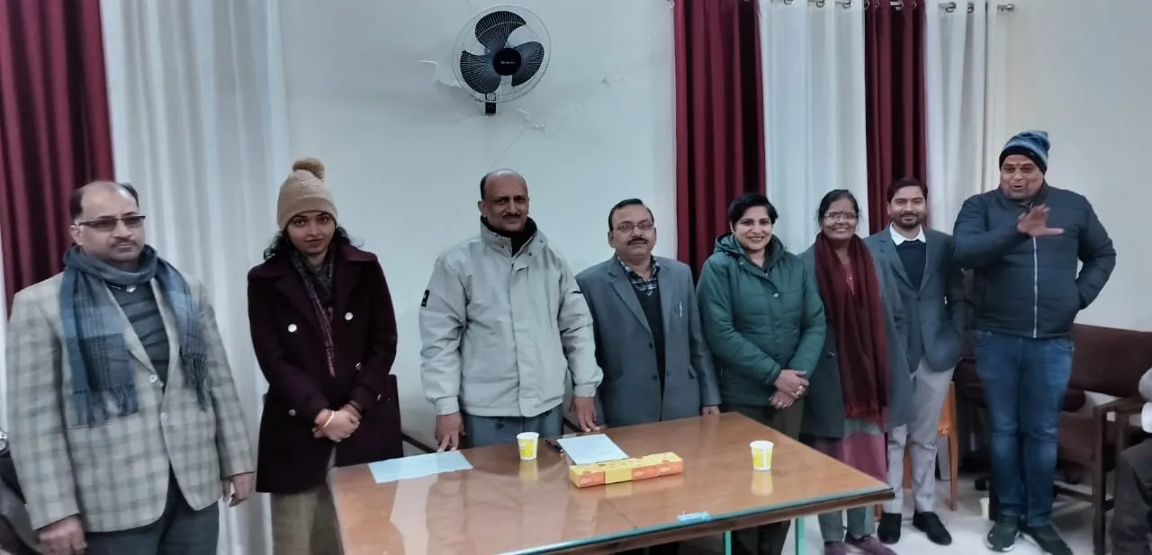 शिक्षक संघ की बैठक में मौजूद प्रोफेसर