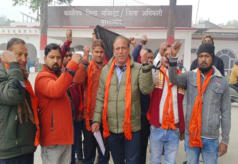 मुरादाबाद : शिव सैनिकों ने मनाया काला दिवस, एडीएम को सौंपा ज्ञापन तो बोलीं- पढ़ लेंगे हम, पढ़े लिखे हैं काफी...VIDEO