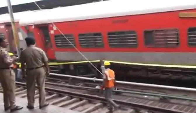 हैदराबाद स्टेशन पर चारमीनार एक्सप्रेस के तीन डब्बे पटरी से उतरे, छह घायल 