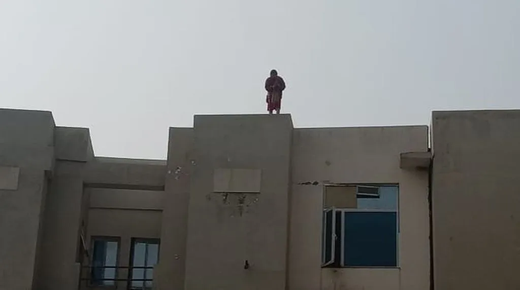 लखीमपुर-खीरी: अस्पताल की तीसरी मंजिल पर चढ़ी युवती बोली, मेरा इलाज नहीं किया तो कूदकर दे दूंगी जान 