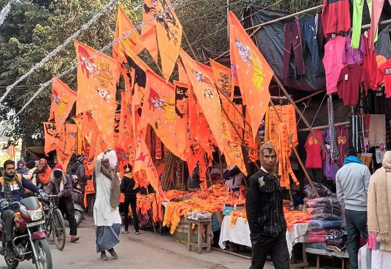 संभल : दिखने लगा रामोत्सव का उल्लास, लहरा रहे भगवा ध्वज