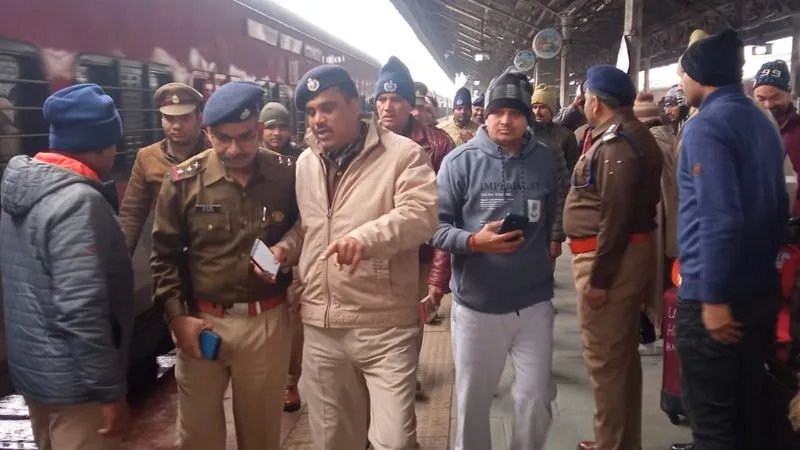 Kanpur: संगम एक्सप्रेस में अंगीठी जलाने से हड़कंप; किसान यूनियन के नेता गौरव टिकैट पर लगा आरोप, देखें- Video...