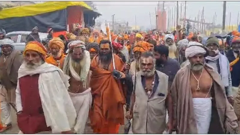 Farrukhabad: माघ मेले के उद्घाटन से पहले सन्तों ने किया हंगामा; हाइवे रहा जाम, पोस्टर हटाने पर मामला हुआ शांत....
