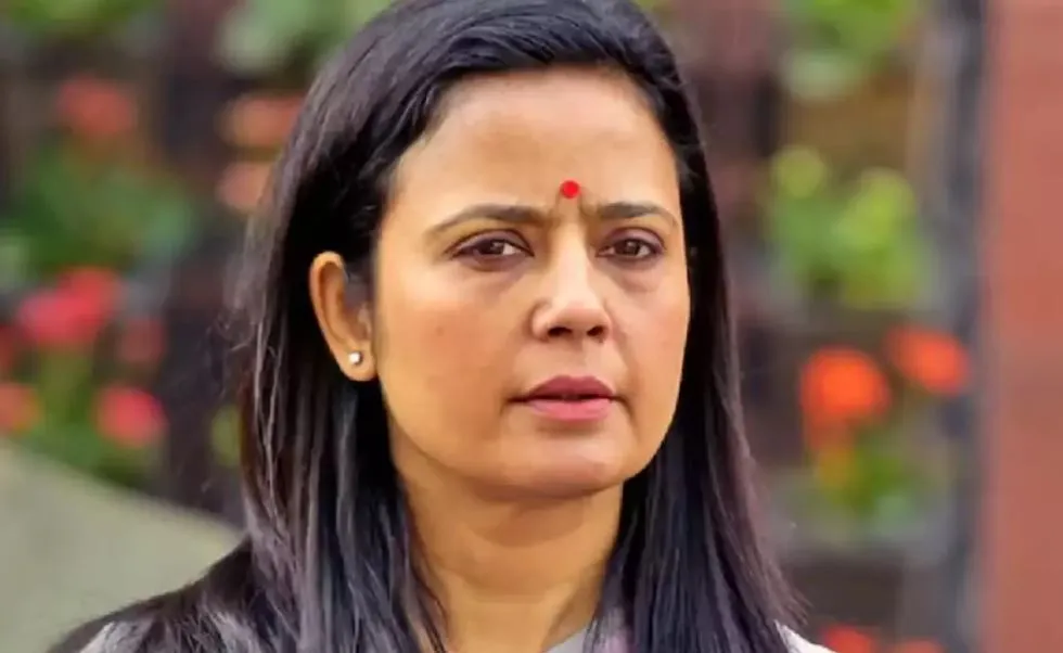 महुआ मोइत्रा की बढ़ीं मुश्किलें, अब सरकारी बंगला खाली करने का मिला नोटिस 