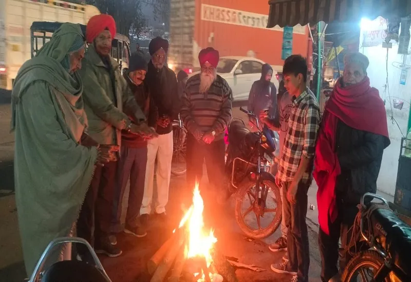 रामपुर : सर्दी का सितम...सर्द हवाओं ने लोगों का जीना किया दुश्वार, जगह-जगह जलाए अलाव