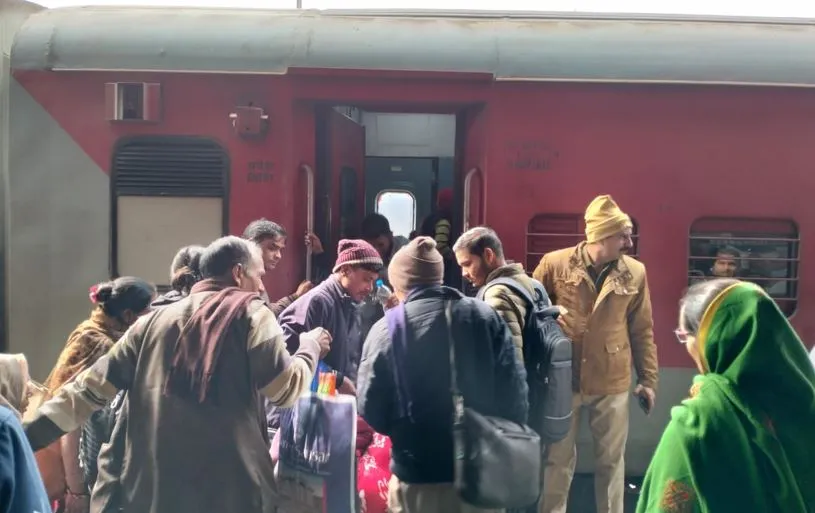 बरेली: प्रसव पीड़ा होने पर सियालदाह एक्सप्रेस से गर्भवती को उतारा, एंबुलेंस से भेजा अस्पताल 