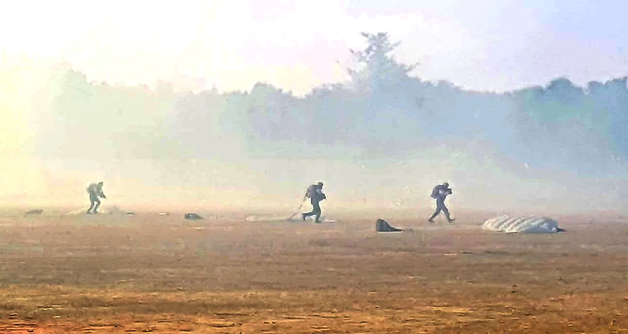 लखनऊ में आर्मी के जवानों ने 8 हजार फिट ऊपर आसमान से लगा दी छलांग, 10 मिनट में दुश्मन के ठिकाने ध्वस्त कर पकड़ लिए जिंदा आतंकी