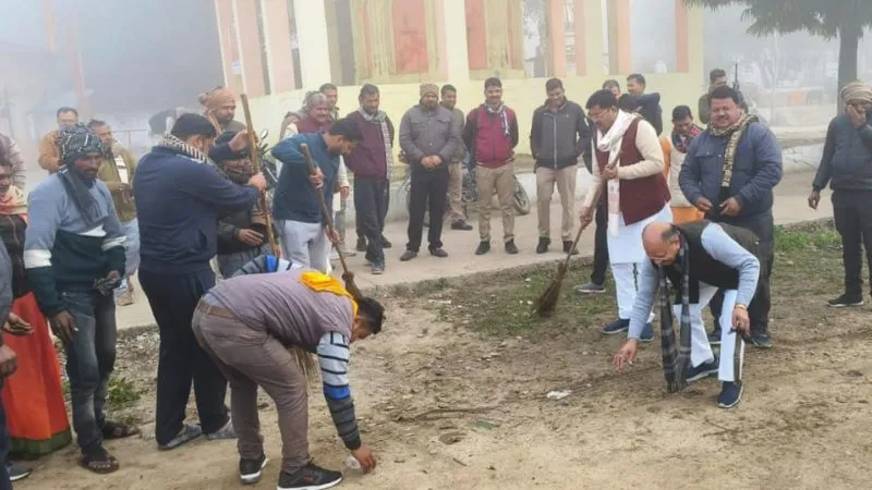 Banda: 'भगवान श्री राम आ रहे हैं'...रामलला की प्राण प्रतिष्ठा से पहले जिले में चला स्वच्छता महाअभियान, अभूतपूर्व होगा भगवान का स्वागत...