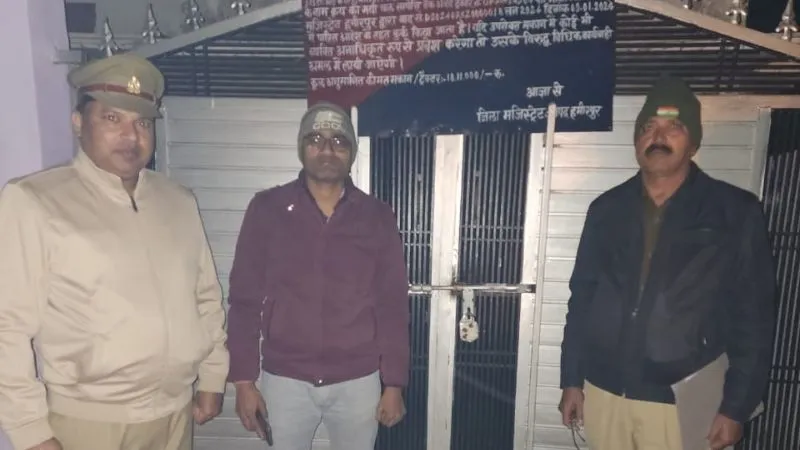 Hamirpur News: अपराधी पुष्पेन्द्र सिंह पर हुई कार्रवाई, पुलिस व राजस्व की टीम ने गैंगस्टर एक्ट के तहत संपत्ति कुर्क की