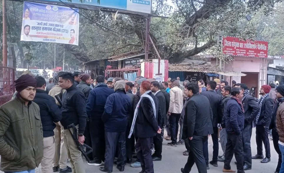 पीलीभीत: विकास भवन में कंसल्टिंग इंजीनियर की पिटाई, डीपीआरओ और लिपिक पर आरोप..हंगामा