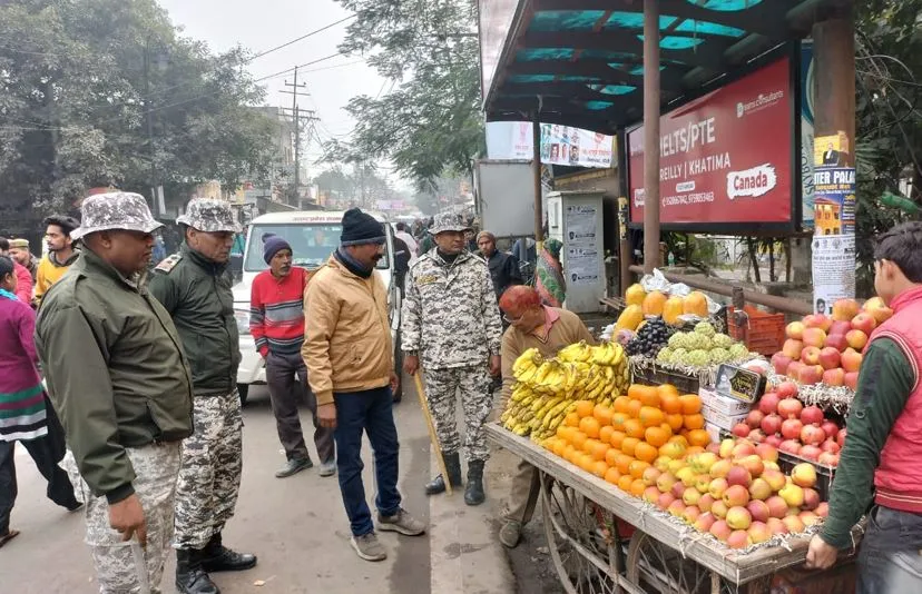 बरेली: नगर निगम ने जंक्शन रोड पर अतिक्रमणकारियों के खिलाफ चलाया अभियान, मचा हड़कंप
