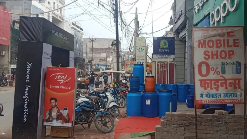 Fatehpur News: हादसों का कारण बन रहे फुटपाथ पर सजे व्यापार, ग्रामीण परेशान... नहीं मिल रहा कोई समाधान... 