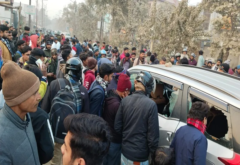 मुरादाबाद : हादसे से गुस्साए एमआइटी के छात्रों ने पथराव कर तोड़ दी कार, जानिए फिर क्या हुआ?