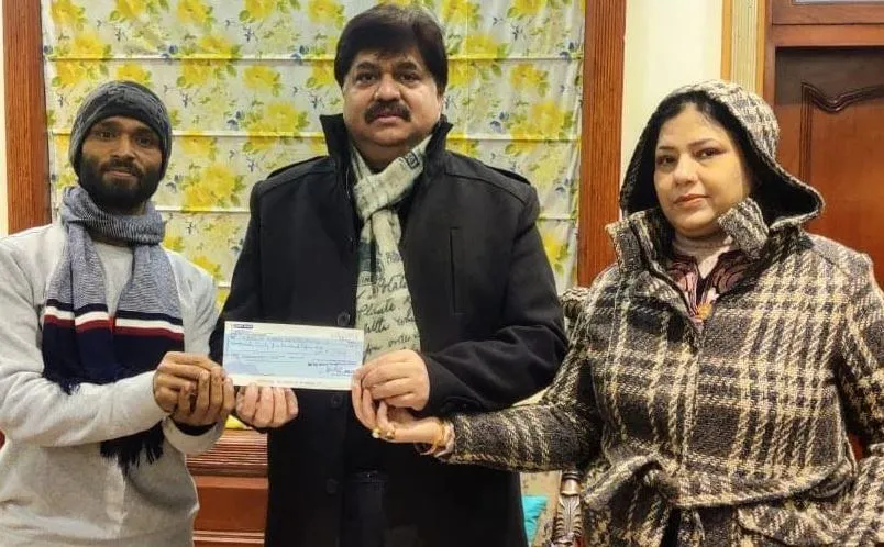 बदायूं: गोवंश की सेवा के लिए चेयरमैन और पूर्व मंत्री ने दिए 25 हजार रुपये