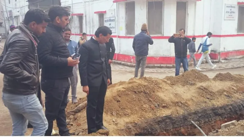 Kanpur: हैलट में जलकल विभाग की सुस्ती से परेशान मरीज व तीमारदार, प्राचार्य ने जल्द पाइप लाइन डालने के दिए आदेश...