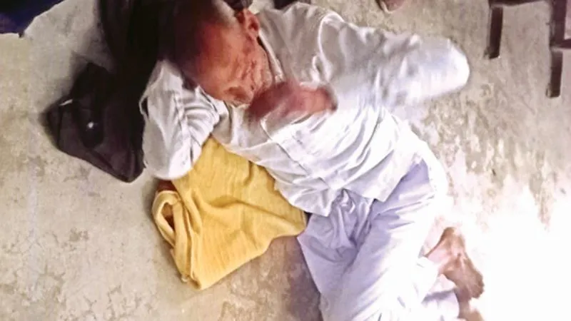 Kanpur News: हैलट में इलाज मिलने में देरी से तड़पता रहा वृद्ध; डॉक्टरों ने किया अनसुना... फर्श पर लेटकर कराहने को हुआ मजबूर...