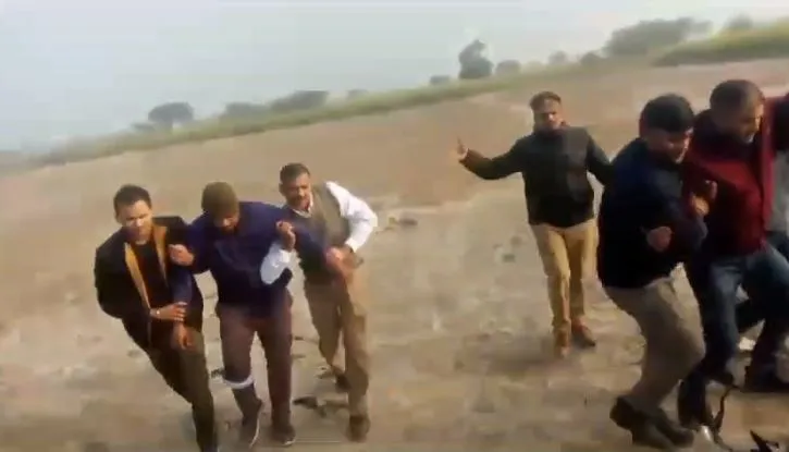 कासगंज: इंस्पेक्टर को गोली मारने वाले बदमाशों को पुलिस ने ठोका, दोनों के पैर में लगी गोली