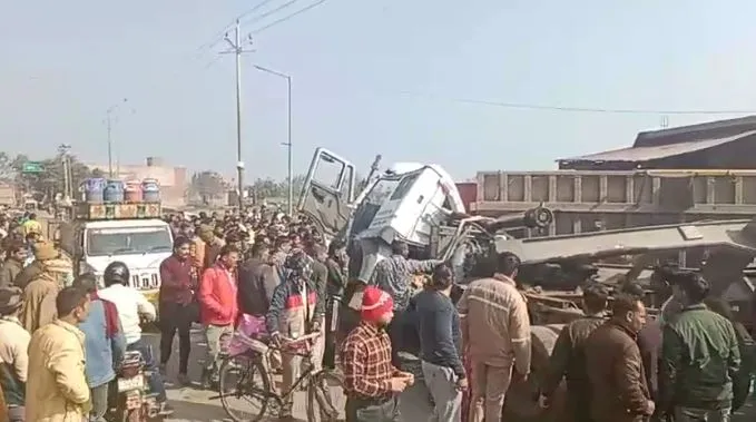 कासगंज: डंपर पलटने से चालक की मौत, मचा कोहराम