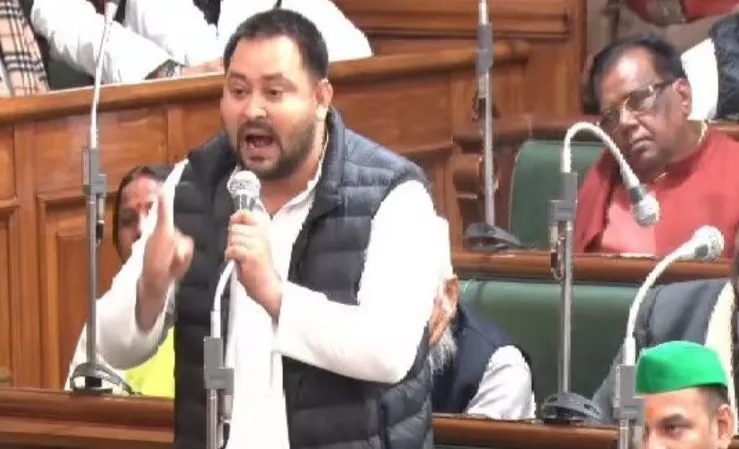 पता नहीं किस वजह से 'पिता तुल्य' महागठबंधन छोड़ने पर मजबूर हुए, नीतीश पर तेजस्वी का तंज