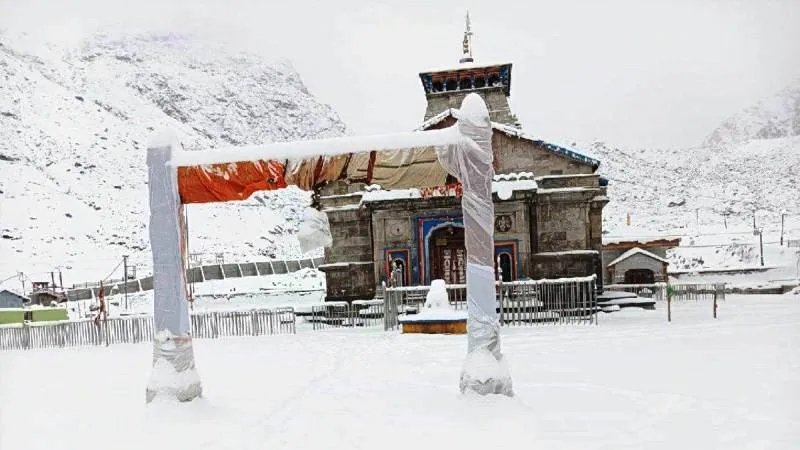 देहरादून: बर्फबारी से लकदक हुए चारों धाम..निचले क्षेत्रों में बारिश