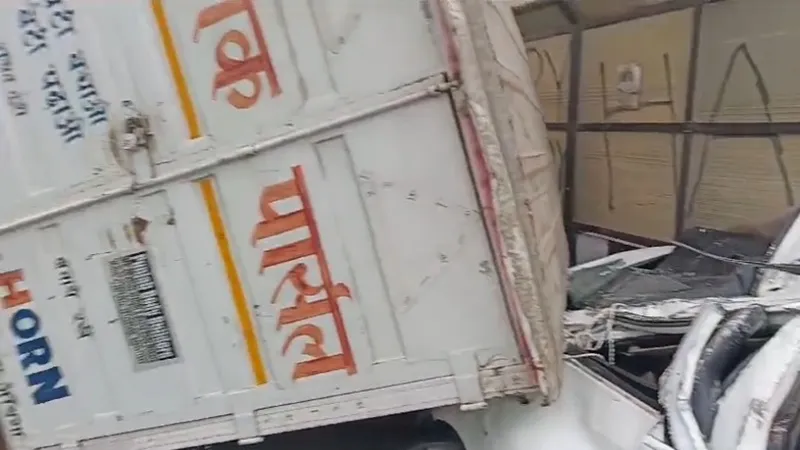 लखनऊ: निराला नगर पुल पर पिकअप ने कई गाड़ियों को मारी टक्कर, बाल- बाल बचे कार सवार