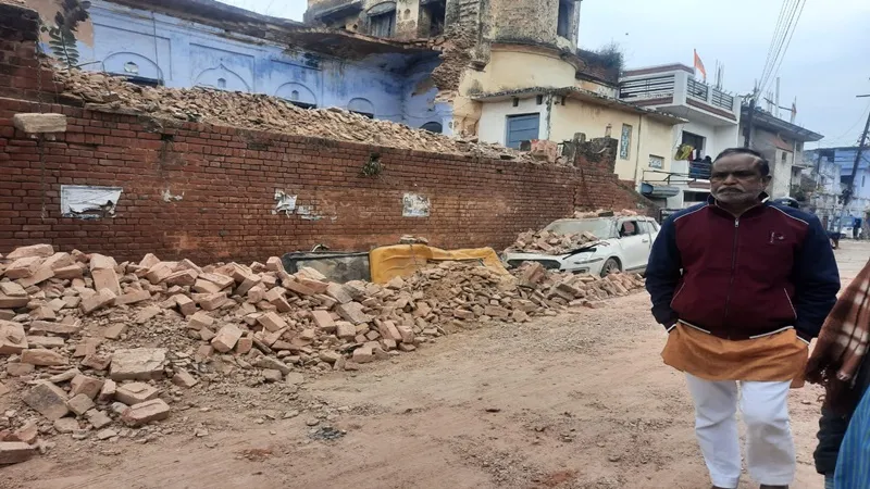 रायबरेली: स्वतंत्रता संग्राम सेनानी मीर वाजिद अली का पुश्तैनी मकान ढहा, कार समेत दो वाहन क्षतिग्रस्त