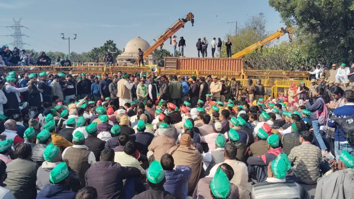 किसानों को पुलिस ने नोएडा में रोका, सीमा पर लगा भारी जाम... धारा 144 लागू