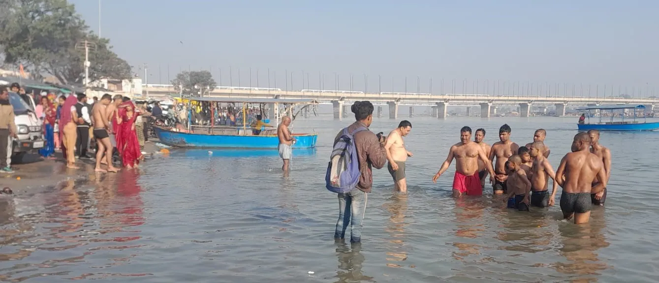 मौनी अमावस्या: कला गंगा घाट पर श्रद्धालुओं में लगाई आस्था की डुबकी 