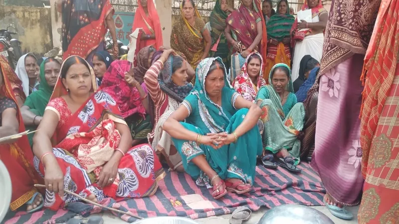 अयोध्या : मजदूरी नहीं मिली तो धरने पर बैठे लेबर, बकाया न मिलने पर ठप करेंगे काम  