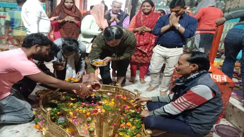 बाराबंकी में प्रयागराज से लौटे श्रद्धालुओं ने किया जलाभिषेक