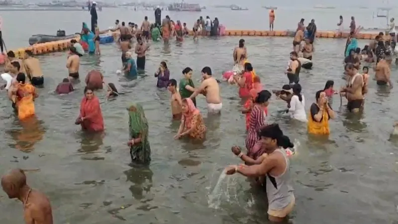 माघी पूर्णिमा: संगम में श्रद्धालुओं ने लगाई अस्था की डुबकी, किया दान-पुण्य