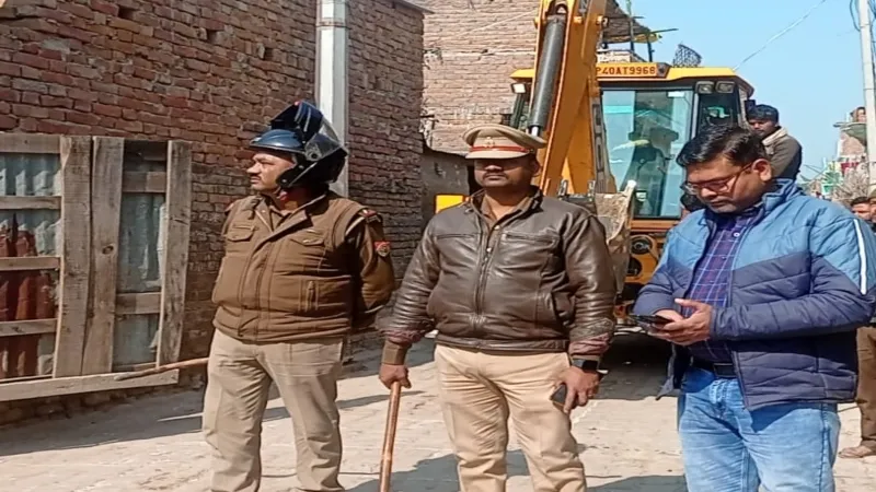 हाईकोर्ट के आदेश पर बहराइच में bulldozer action-तोड़ा गया जलमग्न भूमि पर बना दो मंजिला मकान 