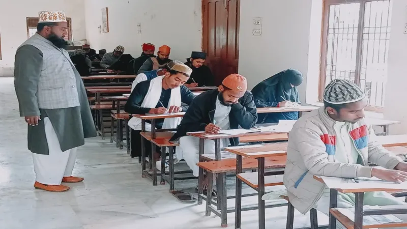 अयोध्या : निगरानी के बीच आठ केंद्रों पर शुरू हुई मदरसा बोर्ड की परीक्षा