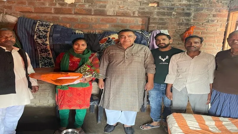 बाराबंकी: मजदूर की बेटी बनी लेखपाल, हुआ स्वागत 